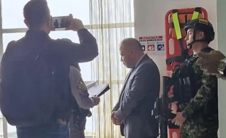 En el parque principal de la ciudad de Ipiales, fue capturado el alcalde de Pupiales, Nariño
– Primer plano