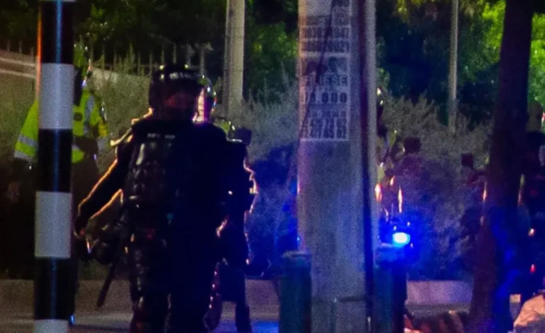 No pueden estar en la calle después de las nueve
– Primer plano