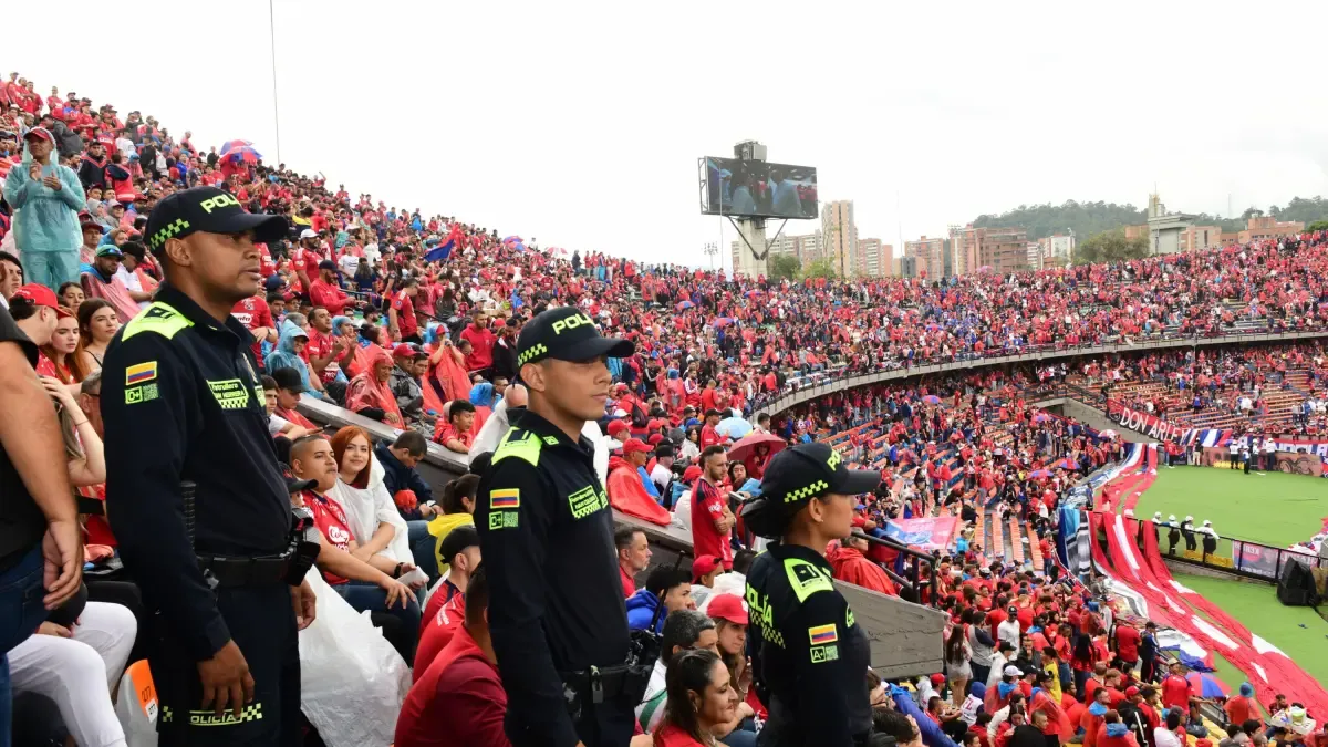 Este es un dispositivo de seguridad para el partido final

 – Primer plano