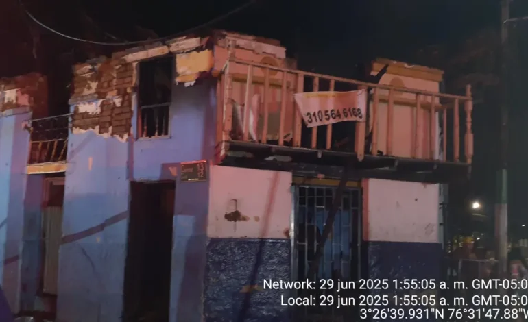 Los incendios malvados consumieron al inquilino y parte de la casa en el centro y en el este de todo: la persona murió
– Primer plano
