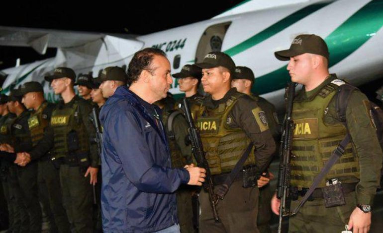 Alejandro Eder, después de recibir 100 policías
– Primer plano