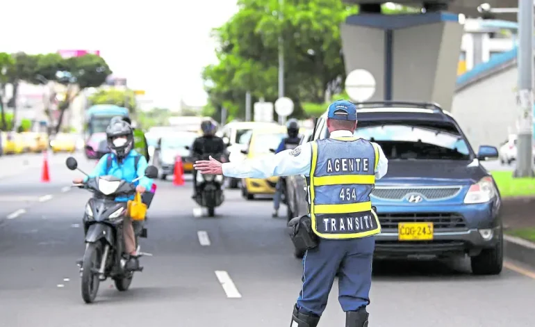 La secretaría de movilidad de Cali respondió por qué bloqueó la carretera con una grúa para realizar el control
– Primer plano