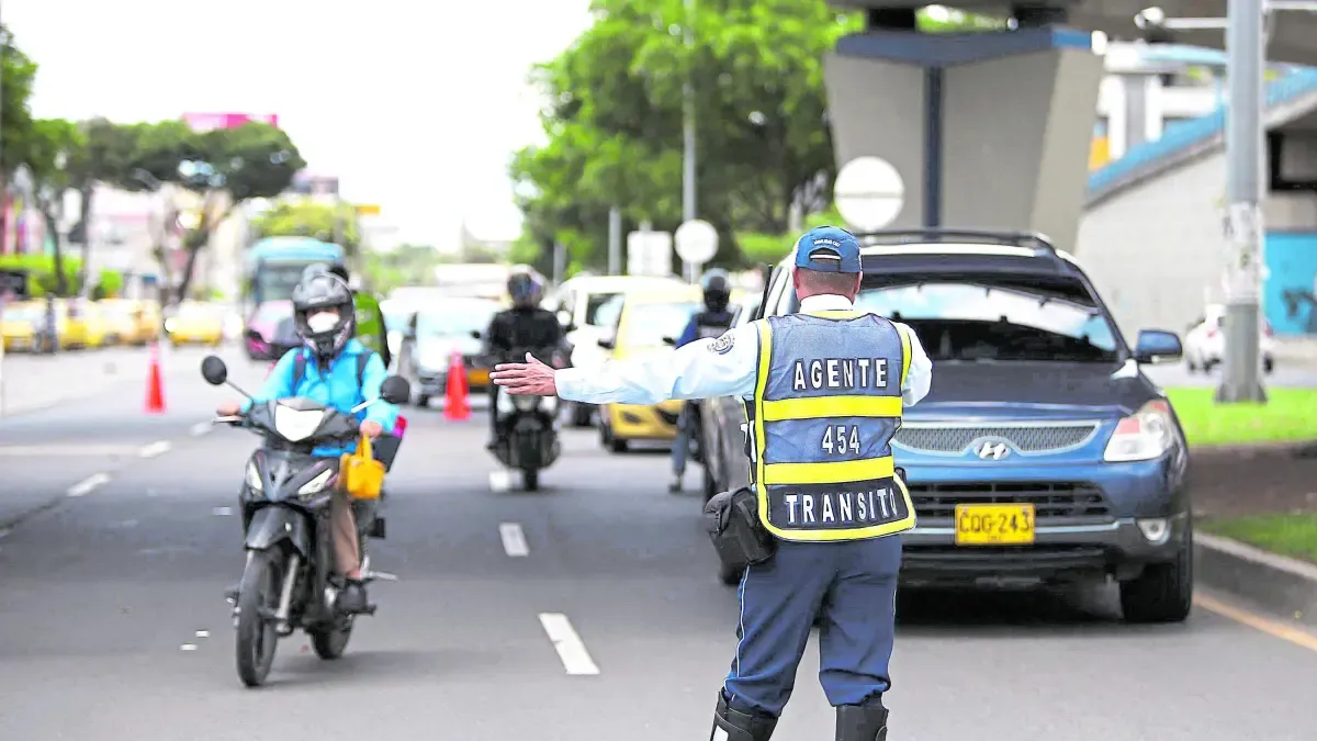 El comerciante «bañó» con agua sucia a un agente de tránsito porque tendría que eliminar varias motocicletas antes de su negocio, en Northern Inch.

 – Primer plano