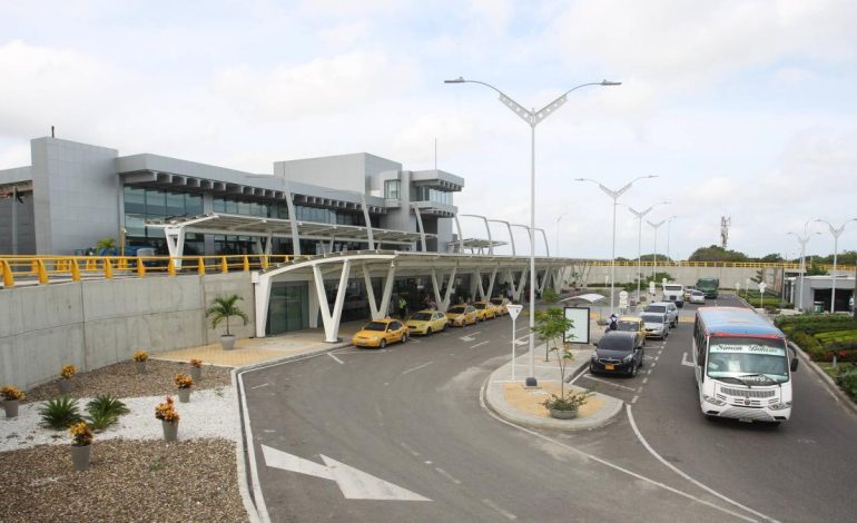 Cientos de pasajeros se fueron en el aeropuerto de Barranquilla por Ave Impact, que dañó el Airbob
– Primer plano