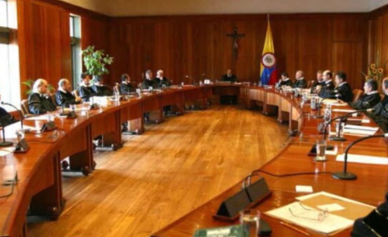 El tribunal constitucional suspende la reforma de las pensiones que la devuelve a la Cámara de Representantes
– Primer plano