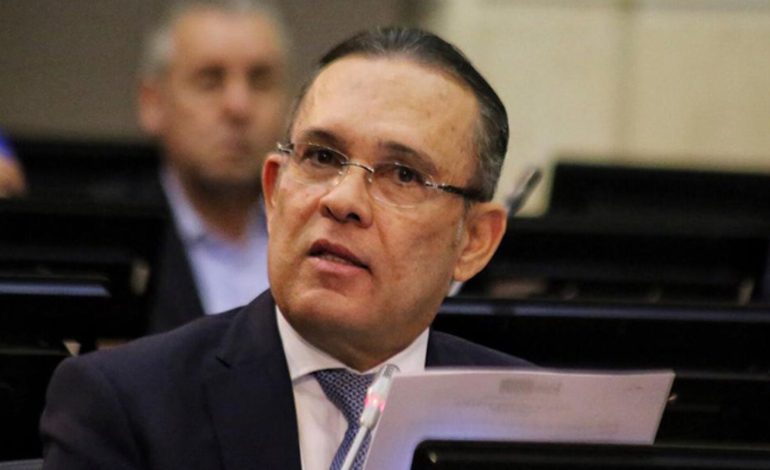 Ephraire Cepeda sanciona la ley favorece la economía popular, las objeciones Gustavo Petro

 – Primer plano