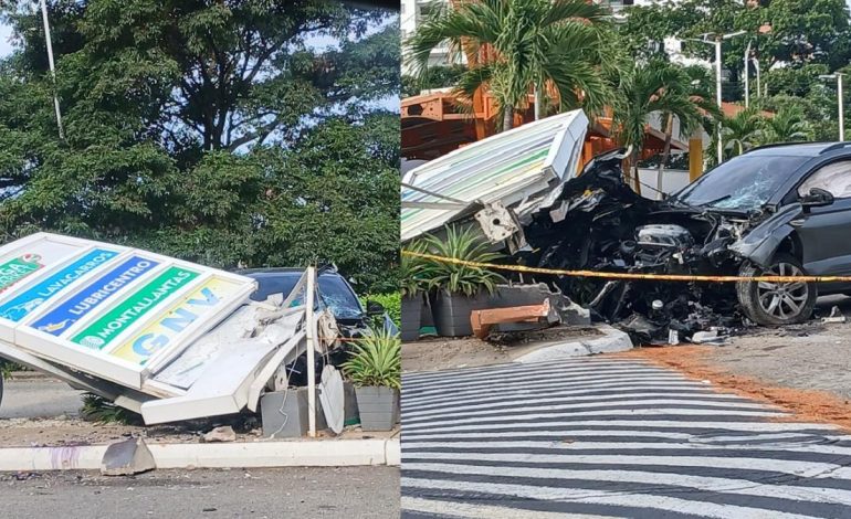 El conductor chocó con las cercas de los anuncios de la estación de servicio
– Primer plano