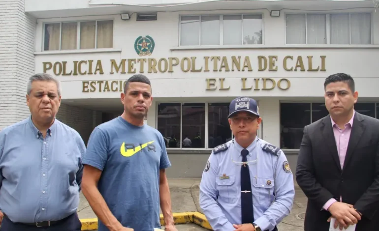El hombre se disculpó con el agente de tránsito, a quien llegó a la cirugía
– Primer plano