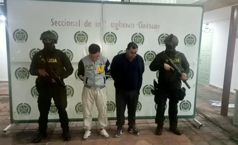 Encuentran un camión cargado de rifles, municiones y uniformes militares
– Primer plano