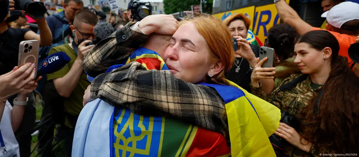 Fuera de prisioneros de guerra entre Rusia y Ucrania

 – Primer plano