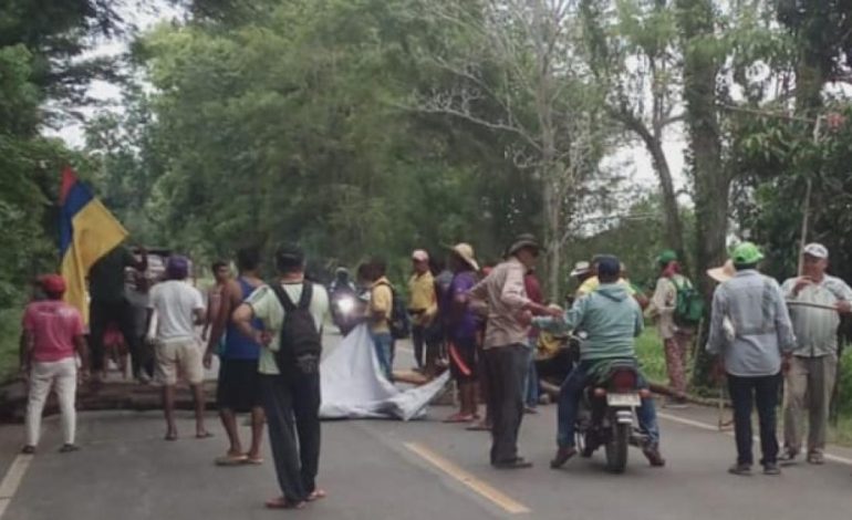 Los campesinos bloquean el mar exigiendo el suelo invadido por el nativo
– Primer plano