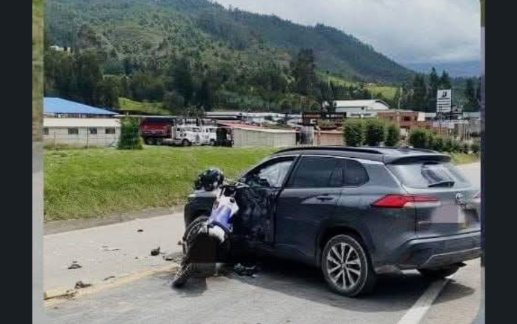 El accidente de tráfico grave deja a un motociclista dañado
– Primer plano