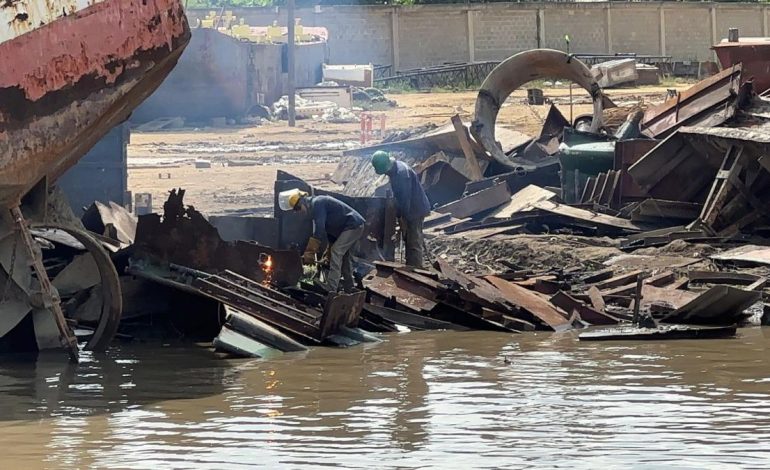 Por lo tanto, el reciclaje y la limpieza de viejos vasos progresan en la Bahía de Cartagena en respuesta a la oración
 – Primer plano