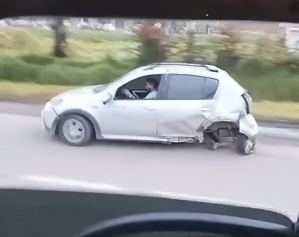 Con el auto estrellado y en la supuesta intoxicación bebí en la carretera
– Primer plano