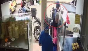 La dama está herida en la calle por Vagabund y la dejó herida

 – Primer plano