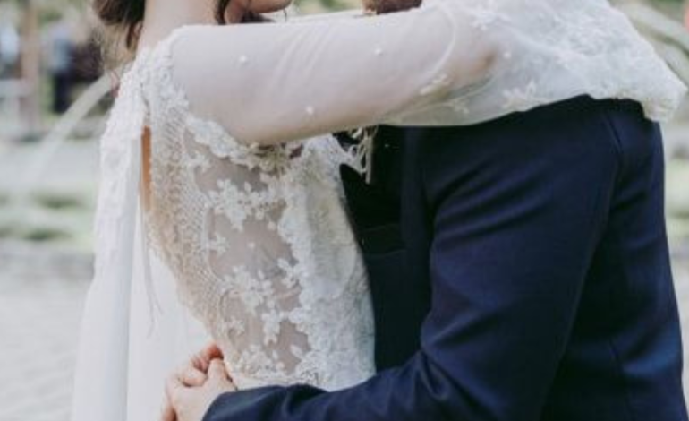 Ataque mortal a la pareja recién casada en medio de la fiesta de bodas
– Primer plano