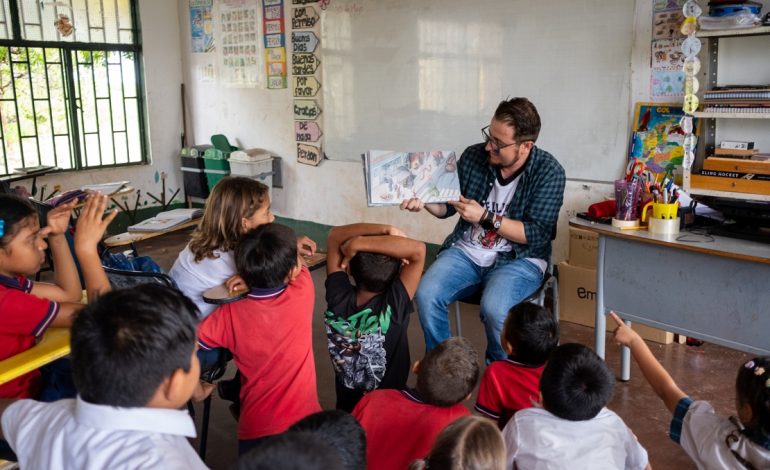 En Vichada, tres niños crean podscat, debajo de un palo de mango y con un teléfono celular.

 – Primer plano