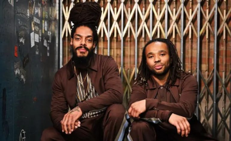 Bob Vylan, el controvertido dúo que enfrenta una investigación criminal para sus canciones contra el ejército de Israel en el Festival de Glastonbury

 – Primer plano