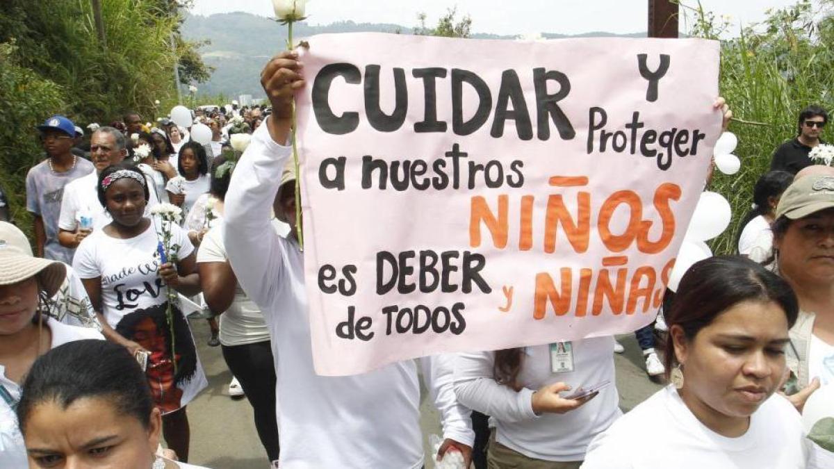 Él la engañó, diciéndole que harían un poste espiritual

 – Primer plano