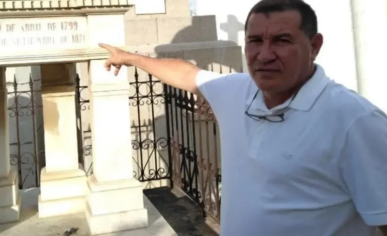 El rebelde Santa Marta fue acusado de tres crímenes, pero todavía dirige misas y administra el cementerio de San Miguel
– Primer plano