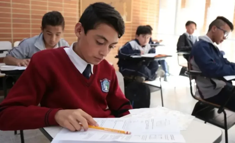 Regrese a las clases para escuelas públicas en Bogotá después de las vacaciones en mediados de los años
– Primer plano