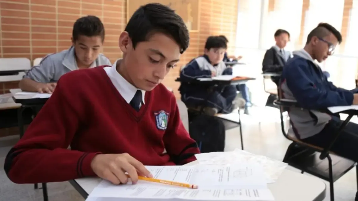 Regrese a las clases para escuelas públicas en Bogotá después de las vacaciones en mediados de los años

 – Primer plano