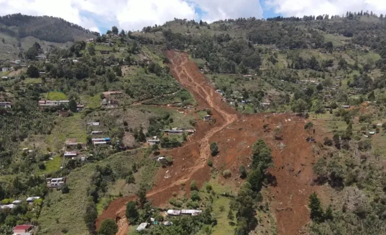 Existe un riesgo de tragedia, como agua cruda a saturada en las laderas.
– Primer plano