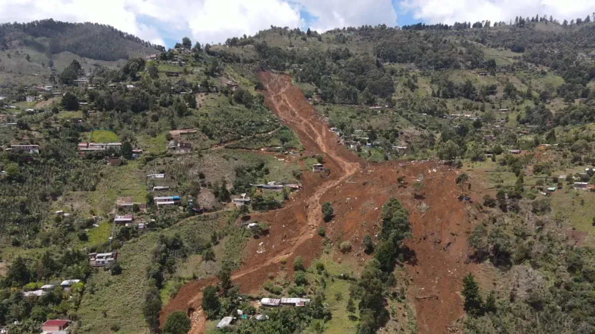 Existe un riesgo de tragedia, como agua cruda a saturada en las laderas.

 – Primer plano