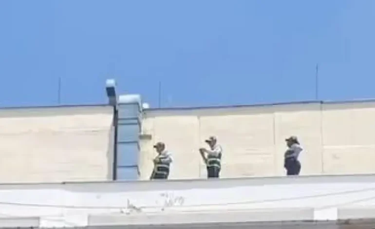 Esta es la razón por la cual los agentes de tráfico estaban en el techo del edificio en todo: la oficina del alcalde respondió
– Primer plano
