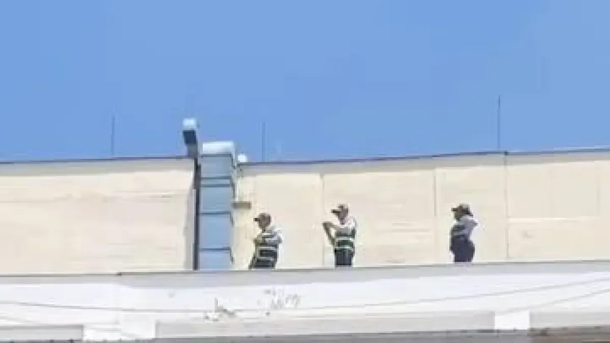 Esta es la razón por la cual los agentes de tráfico estaban en el techo del edificio en todo: la oficina del alcalde respondió

 – Primer plano