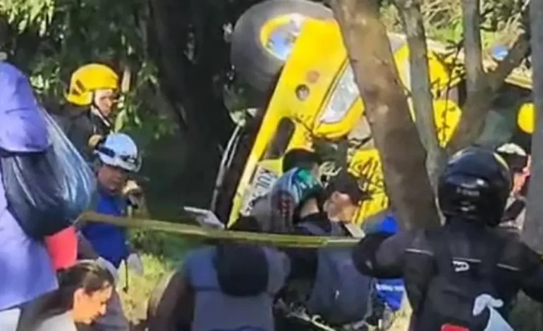 El autobús se cayó y la persona murió; Hay varios heridos
– Primer plano