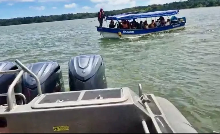 Los hombres armados los interceptaron en el mar y robaron el bote
– Primer plano