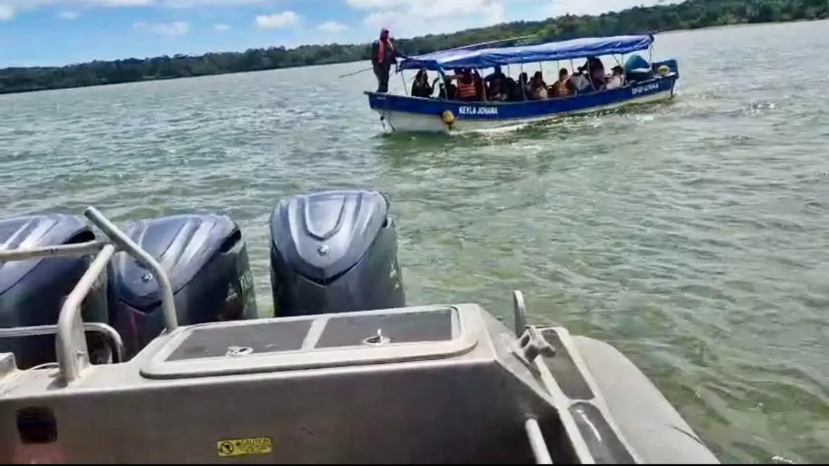 Los hombres armados los interceptaron en el mar y robaron el bote

 – Primer plano