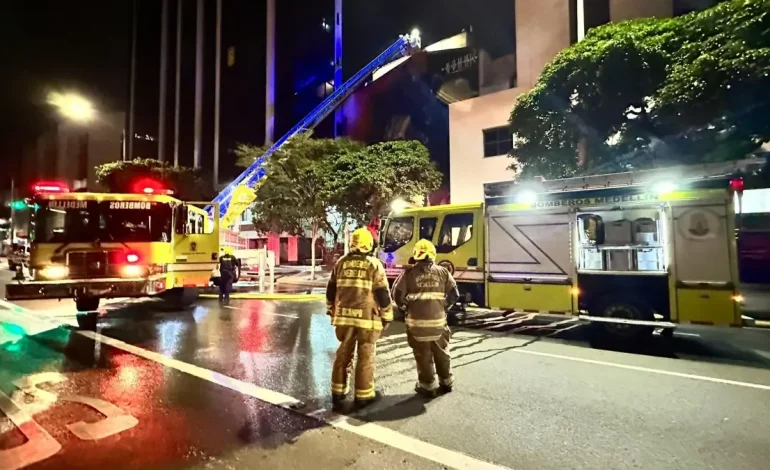 Vam Fire en la clínica fundadores de Medellín obligados a cerrar por completo; Fotos y películas

 – Primer plano
