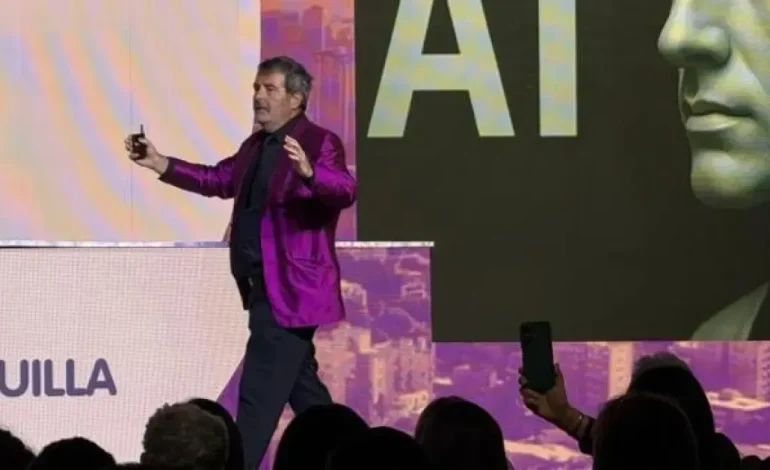 Xavier Sala y Martin mientras cierran el foro de OCDE

 – Primer plano