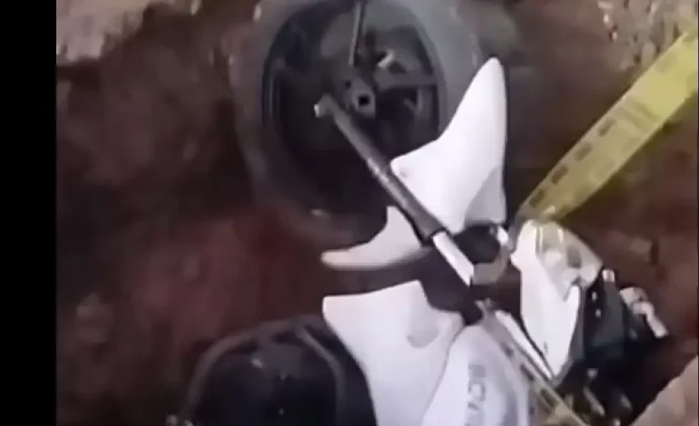 El guardia que estaba en una motocicleta cayó en un gran agujero en la calle, donde organizaron acueducto en Cali

 – Primer plano