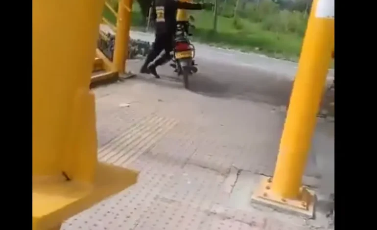 El guardia de seguridad rechazó que lo castigaron con una multa, se enfrentaron a un agente de movimiento y luego sacaron sus armas; amenazado y disparado al funcionario en el valle
– Primer plano