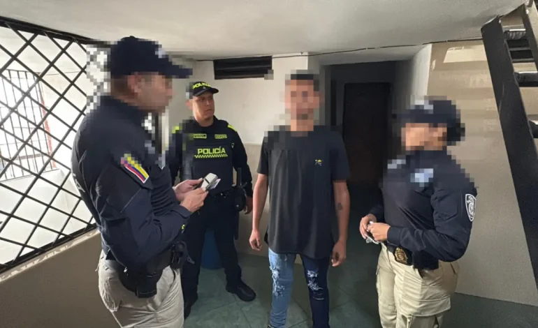 Detalles de un extranjero con una circular roja en Medellín

 – Primer plano