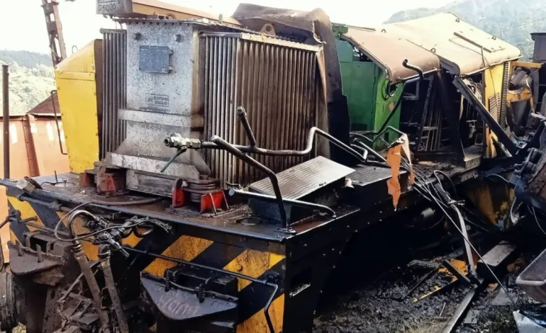 La locomotora con vagones golpeó un tren cargado con un mineral de hierro
– Primer plano