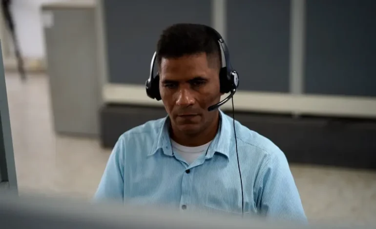 Jhon Jairo Lara, un estudiante de Sena que perdió los ojos, inspira su trabajo en la Agencia de Empleo Público de Barranquilla

 – Primer plano