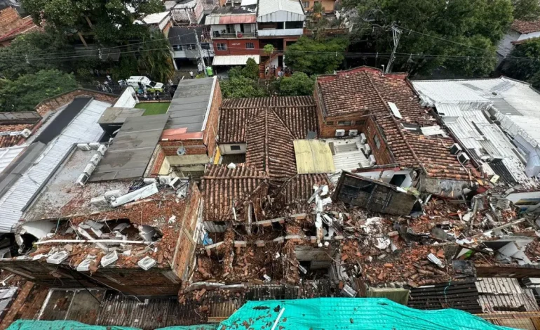 El muro de la estructura similar a la 60 años se derrumbó como resultado de una tormenta fuerte en la ciudad y cayó en varias casas: 10 personas resultaron heridas.

 – Primer plano