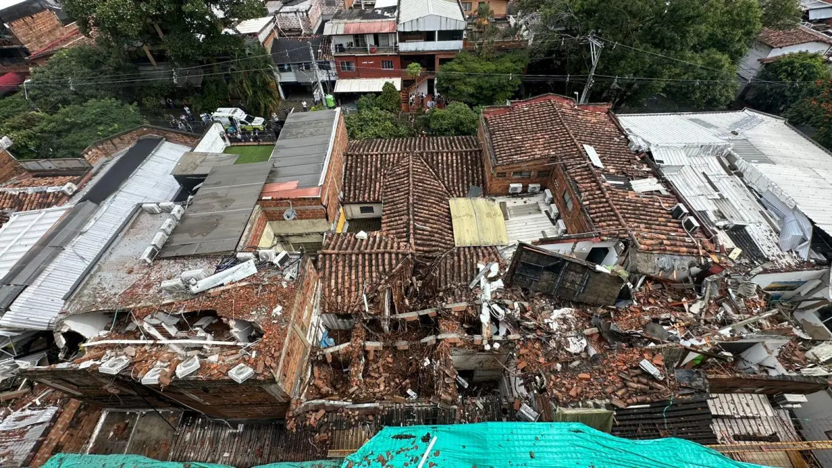 El muro de la estructura similar a la 60 años se derrumbó como resultado de una tormenta fuerte en la ciudad y cayó en varias casas: 10 personas resultaron heridas.

 – Primer plano