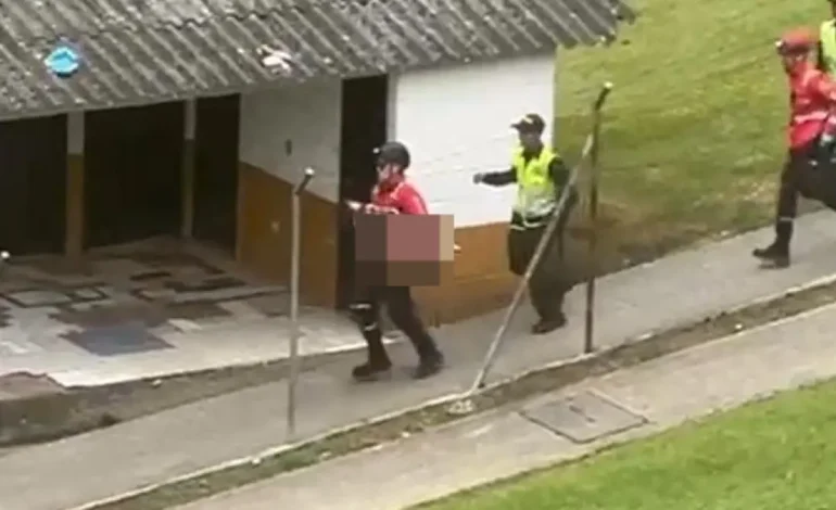 De esta manera, intentaron salvar a una niña de 3 años asesinada por su madre en Manizales, los rescatistas sanitarios corrieron al hospital
– Primer plano