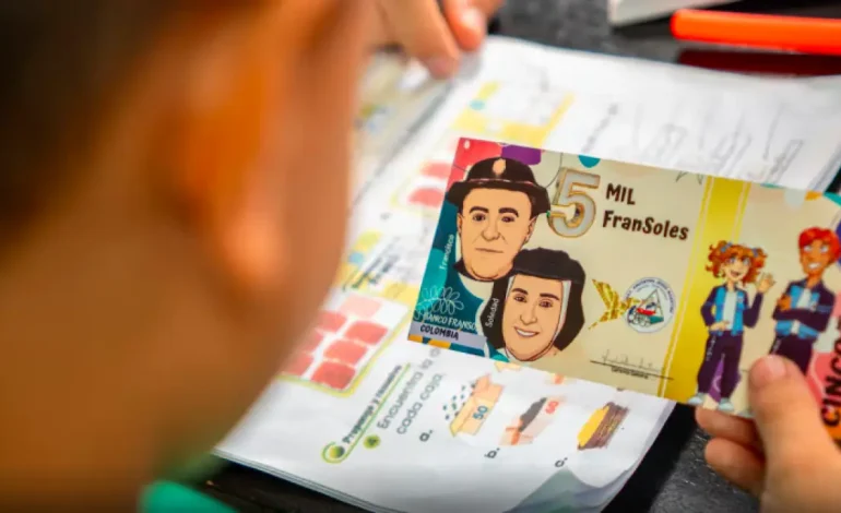 En soledad, los estudiantes crean «Fransol»: una herramienta pedagógica que revoluciona la educación financiera infantil
– Primer plano