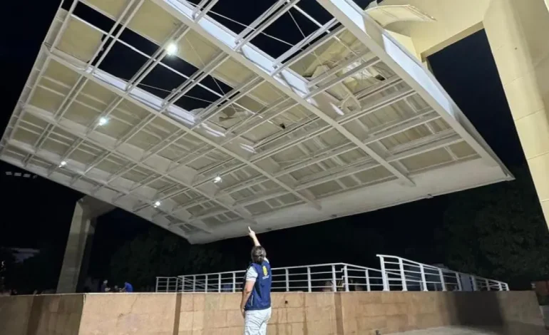 Se cayó al techo de la plataforma Francisco Man en Alfonso López Square

 – Primer plano