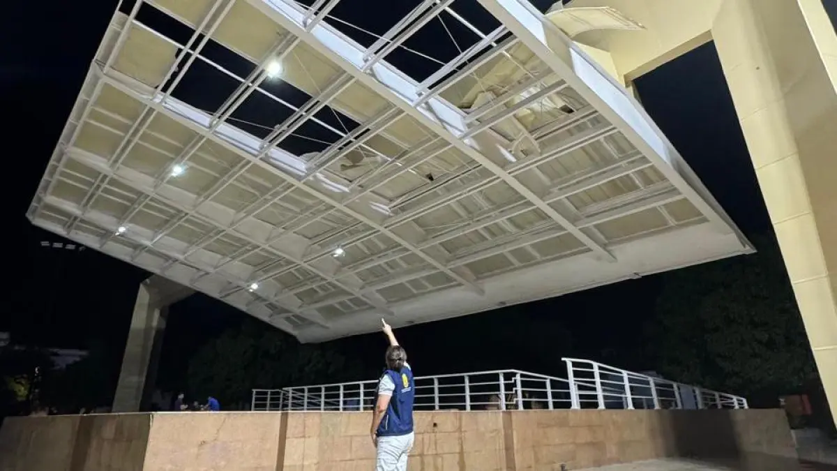 Se cayó al techo de la plataforma Francisco Man en Alfonso López Square

 – Primer plano