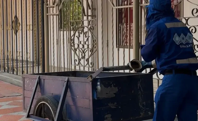 Trabajo tranquilo de personas que mantienen a Barranquilla limpia

 – Primer plano