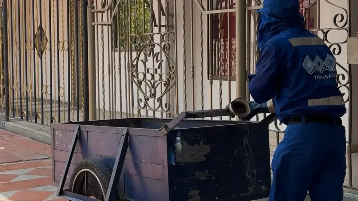 Trabajo tranquilo de personas que mantienen a Barranquilla limpia

 – Primer plano