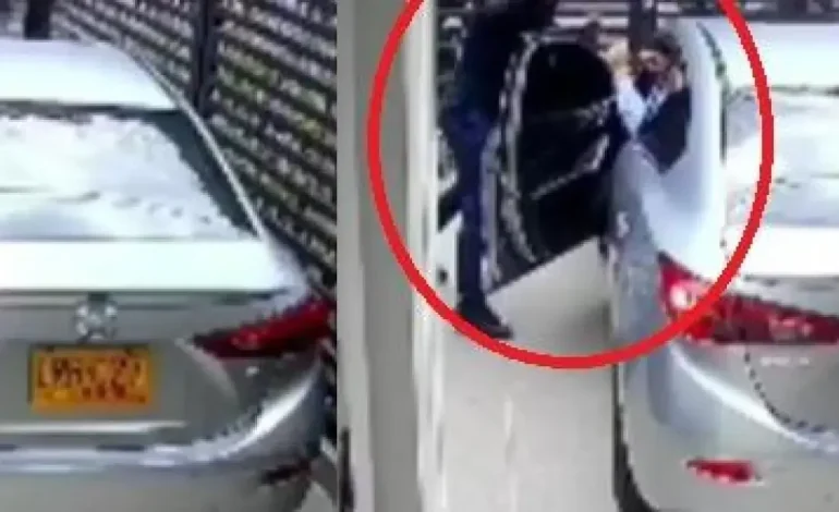 Fue un robo violento que se registró en Bucaramanga para un hombre que estaba estacionado en su propia casa.
 – Primer plano