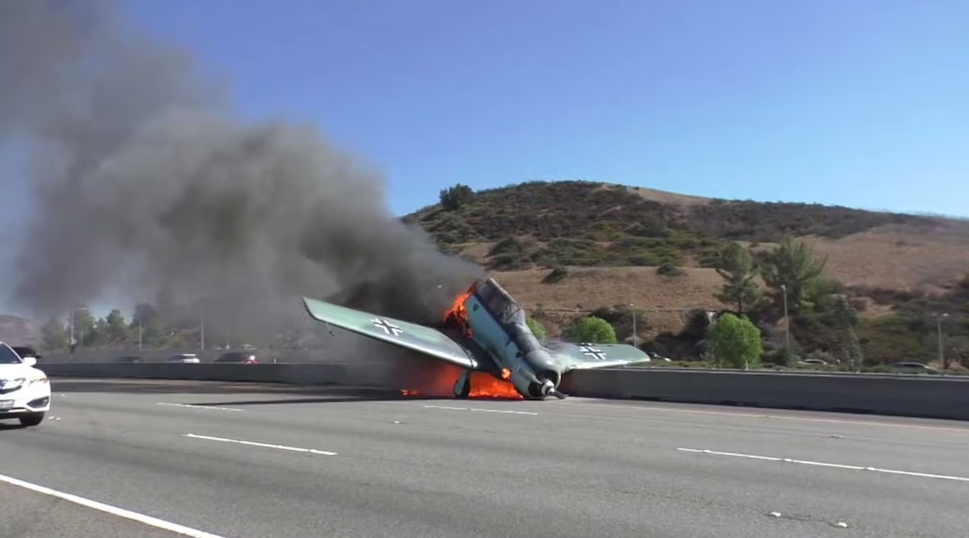 Accidente de vuelo impactante en Italia: el avión se bloquea y explota en la carretera

 – Primer plano